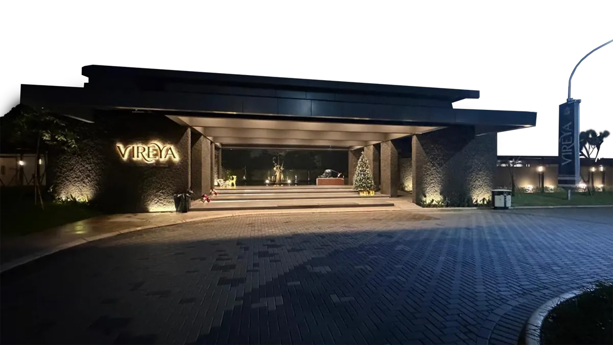 Club house Vireya pada malam hari